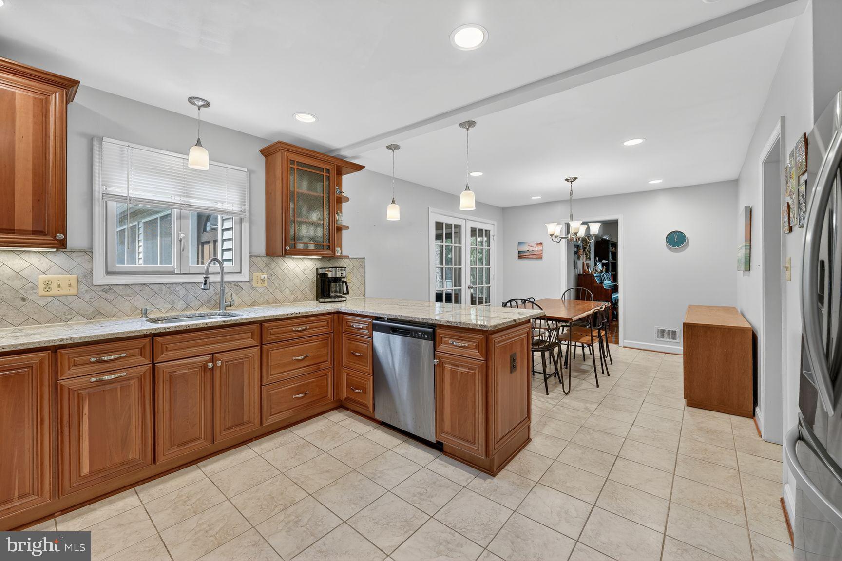 7010 Lamp Post Lane Alexandria, VA 22306 - Photo 7 of 25 Large kitchen w/ granite countertops