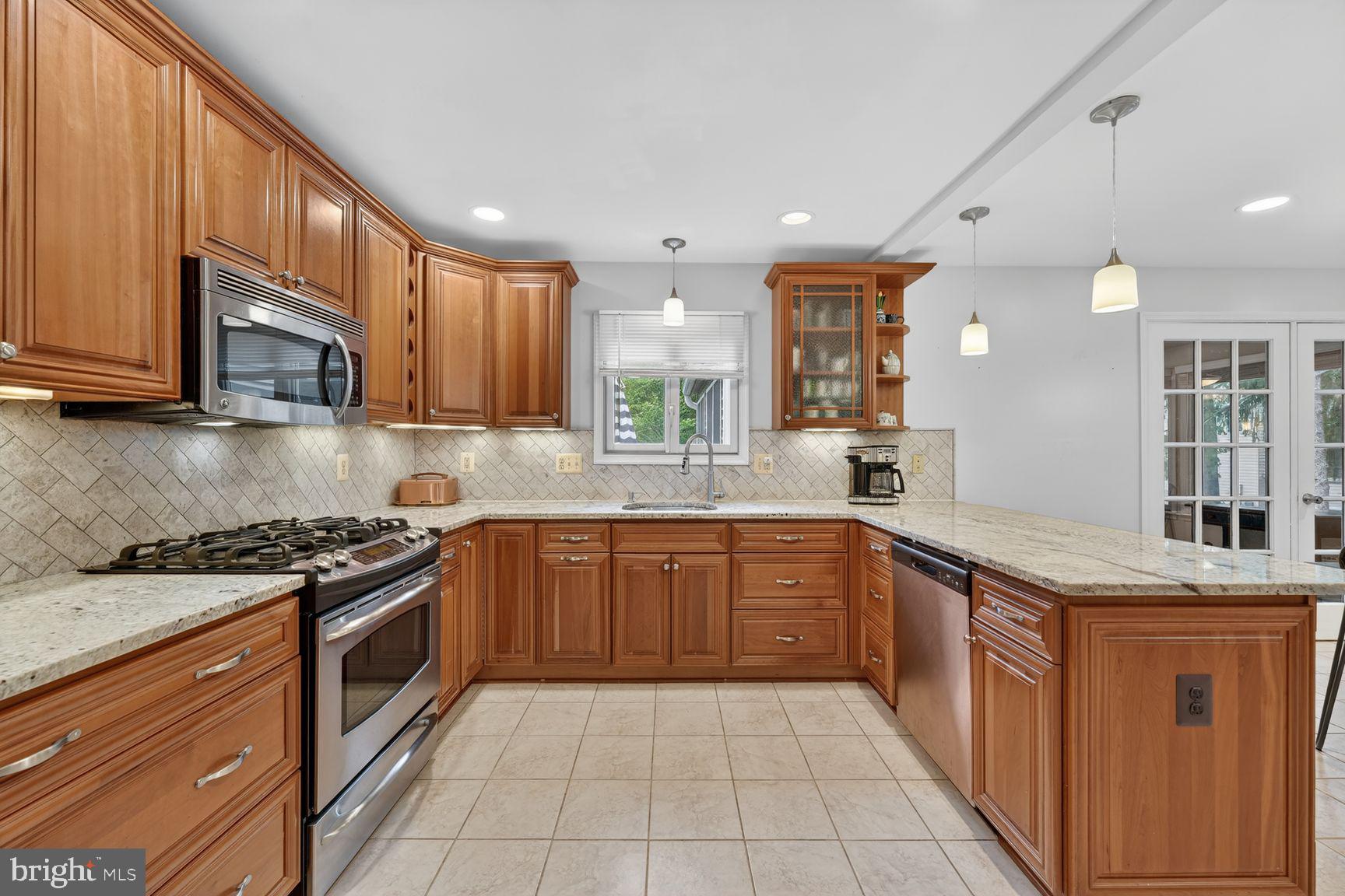 7010 Lamp Post Lane Alexandria, VA 22306 - Photo 8 of 25 stainless appliances