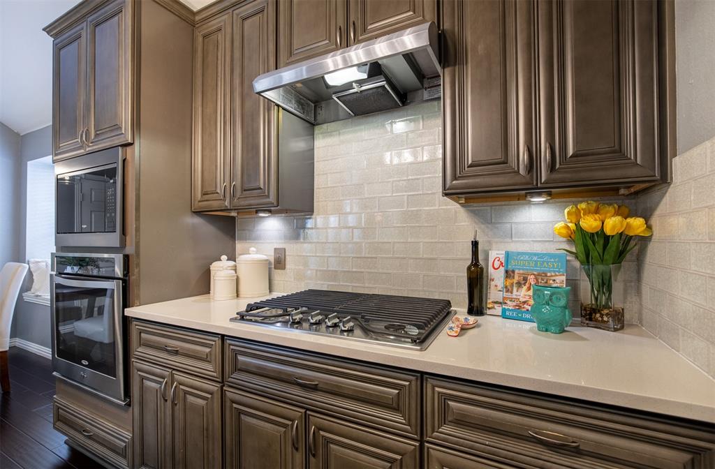 6425 Radslow Drive Frisco, TX 75035 - Photo 11 of 34 Kitchen with stainless steel appliances to include gas cooktop.