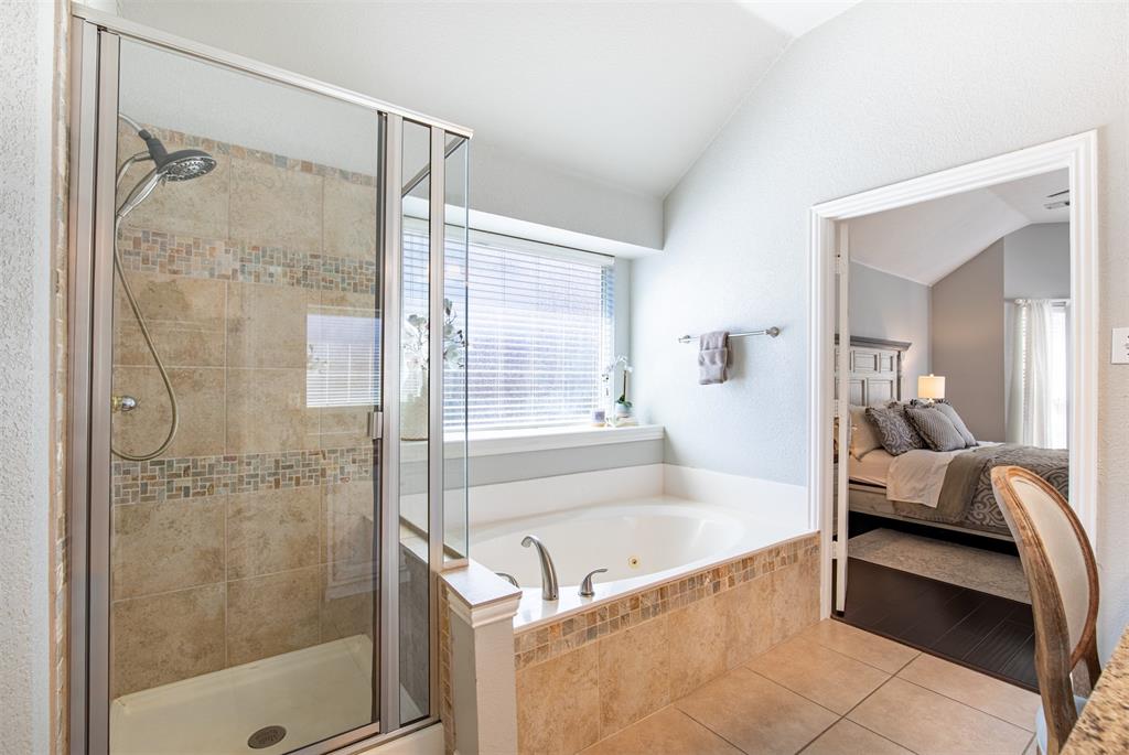 6425 Radslow Drive Frisco, TX 75035 - Photo 22 of 34 En-suite bath with soaking tub and separate shower.