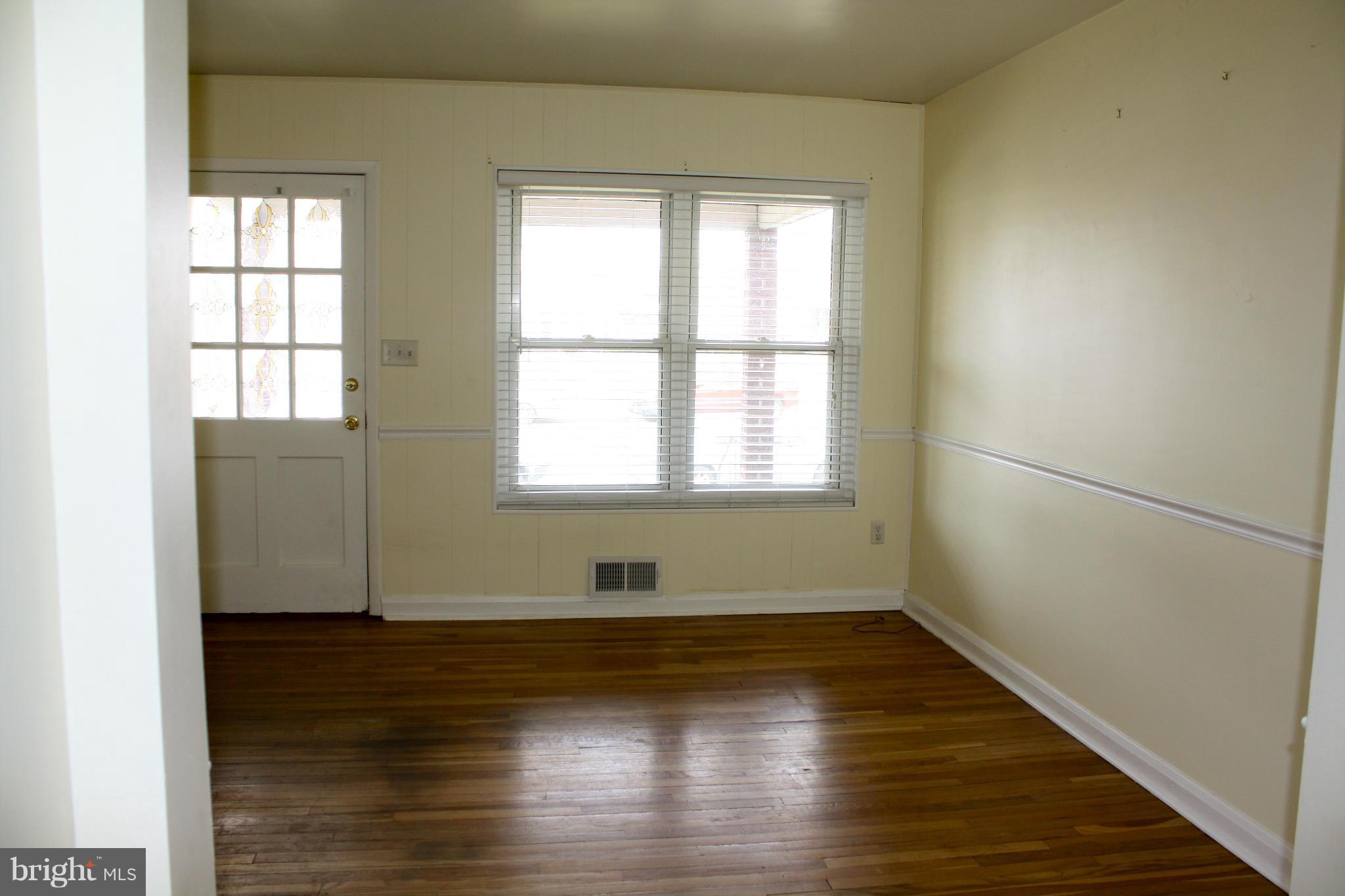 7807 Charlesmont Road Baltimore, MD 21222 - Photo 4 of 22 Living Room