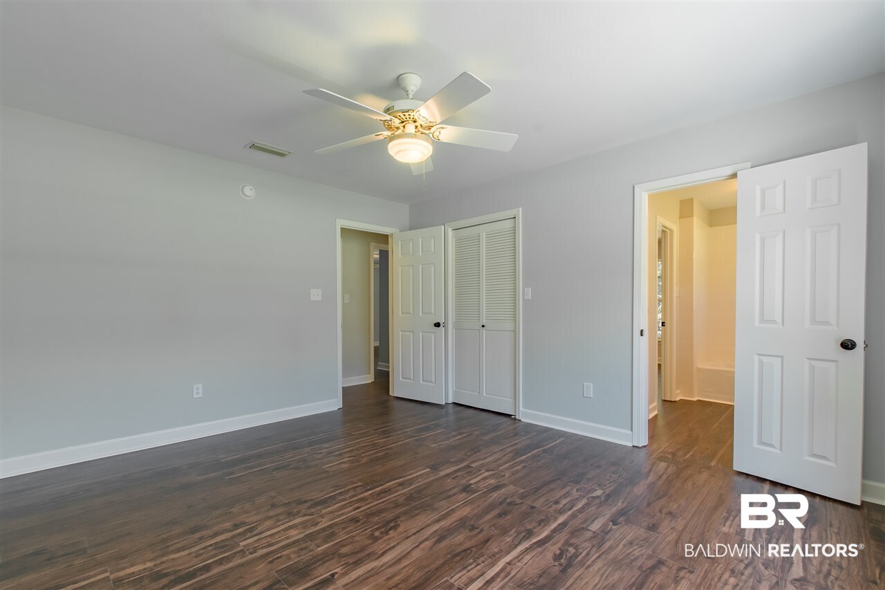 121 Pineridge Road Daphne, AL 36526 - Photo 31 of 41 View to hall and shared b