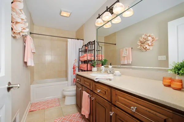 $650,000 | 271 Arbor Glen Boulevard, Unit 271, Schaumburg, IL 60195