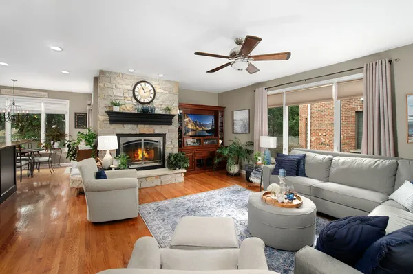 $650,000 | 271 Arbor Glen Boulevard, Unit 271, Schaumburg, IL 60195