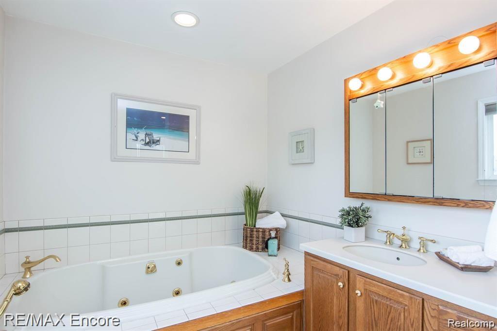 3464 McClure Road Troy, MI 48084 - Photo 23 of 43 Master Bath View 1