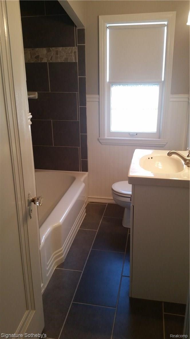 1761 Hampton Road Grosse Pointe, MI 48236 - Photo 14 of 43 20160608_110705.jpg
