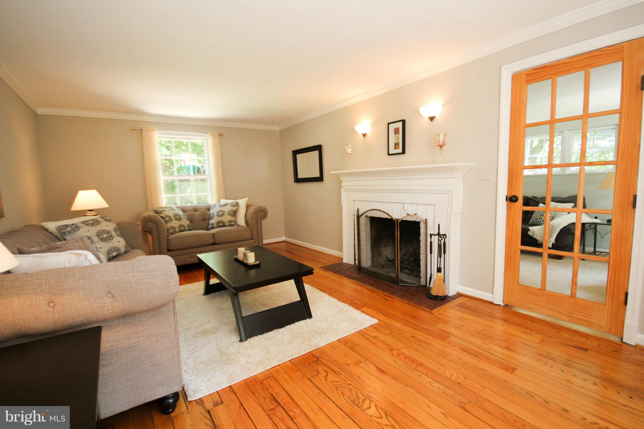 9523 Thornhill Road Silver Spring, MD 20901 - Photo 4 of 30 Living Room