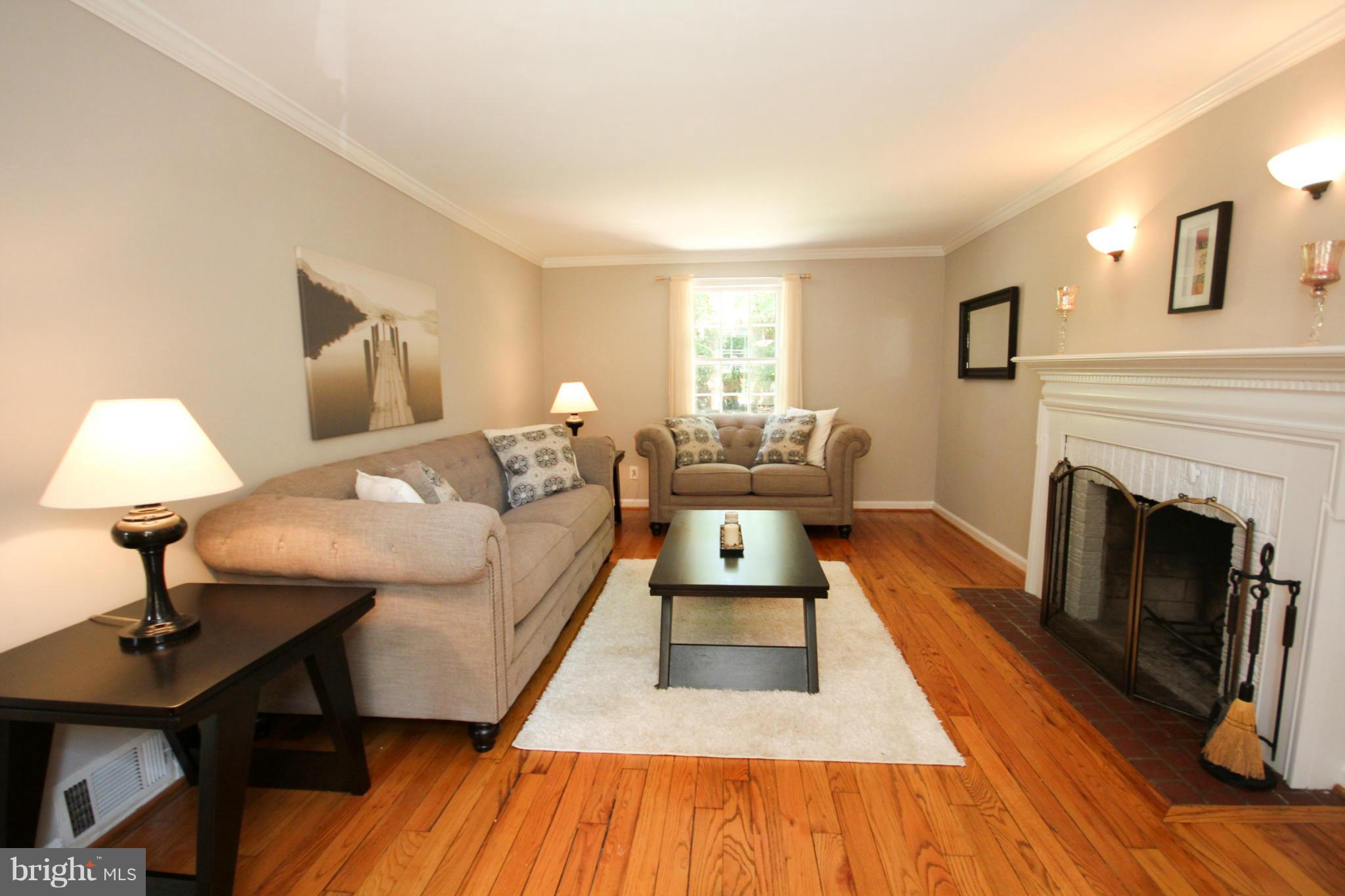 9523 Thornhill Road Silver Spring, MD 20901 - Photo 5 of 30 Living Room