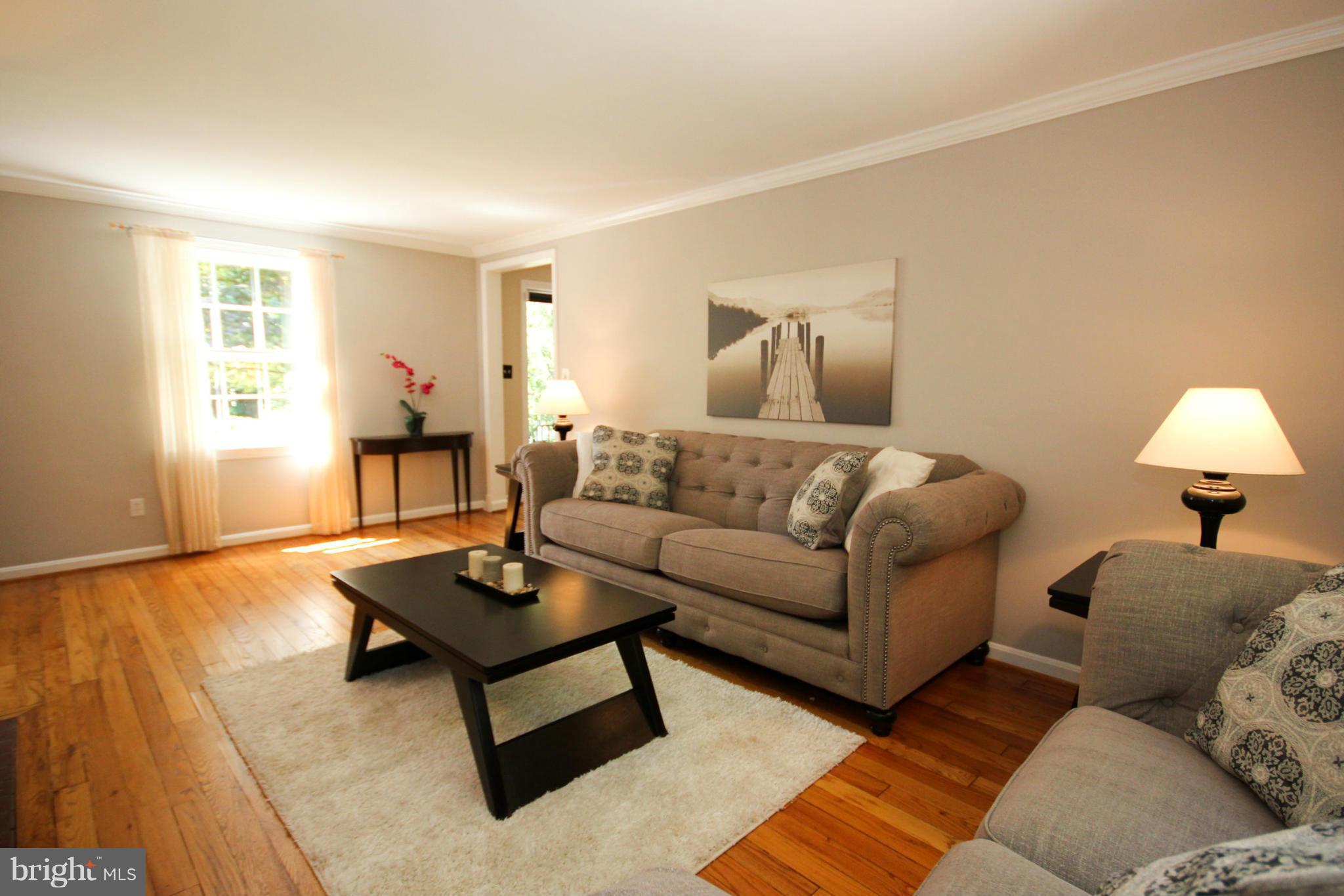 9523 Thornhill Road Silver Spring, MD 20901 - Photo 6 of 30 Living Room
