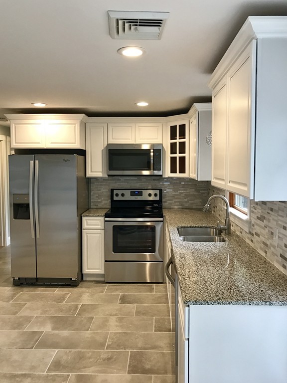 264 Mandalay Road Chicopee, MA 01020 - Photo 8 of 23 Gallery Image 8