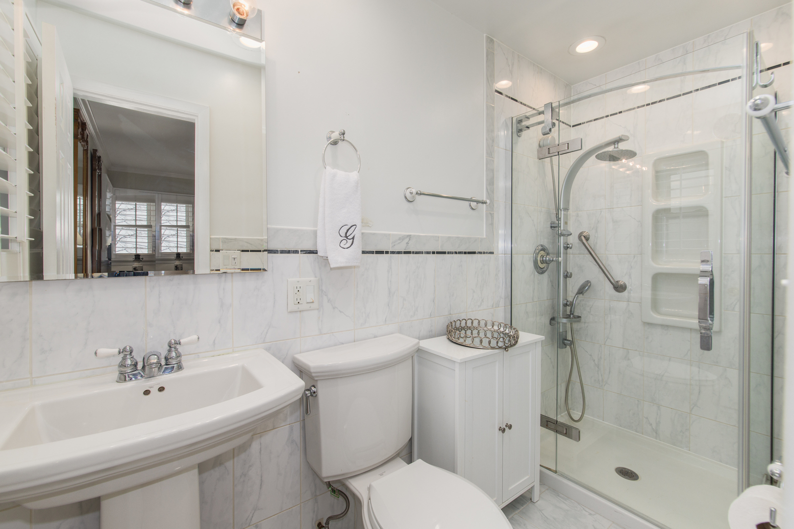 1026 Fortuna Avenue Park Ridge, IL 60068 - Photo 17 of 43 a bathroom with a sink toilet and shower