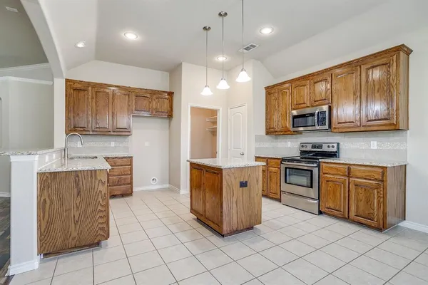 $359,900 | 2209 Caroline Drive, Weatherford, TX 76087
