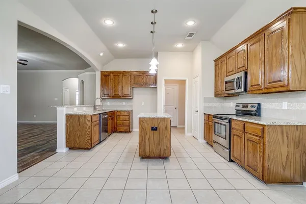 $359,900 | 2209 Caroline Drive, Weatherford, TX 76087