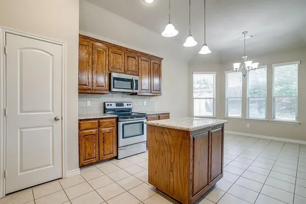 $359,900 | 2209 Caroline Drive, Weatherford, TX 76087