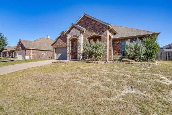$359,900 | 2209 Caroline Drive, Weatherford, TX 76087