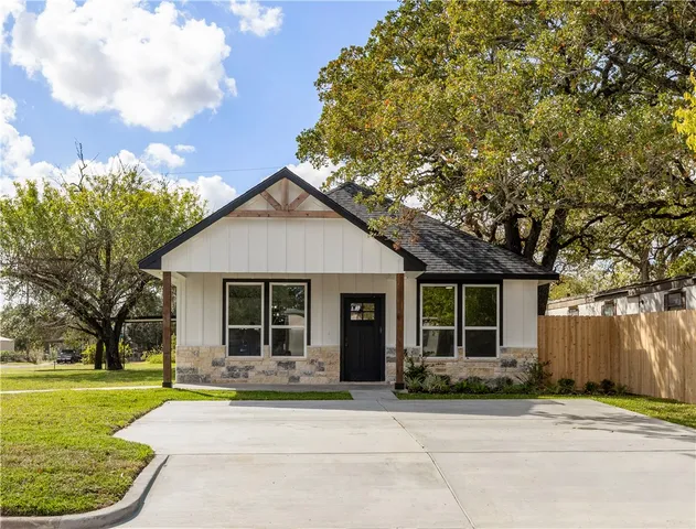$299,999 | 2903 Woodknoll Drive, Bryan, TX 77803