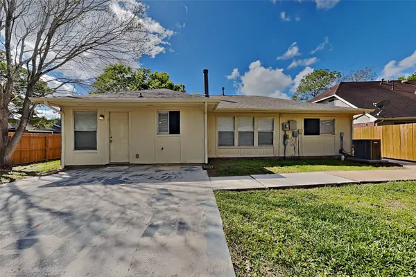 $2,100 | 4935 Pecan Grove Drive, Pearland, TX 77584