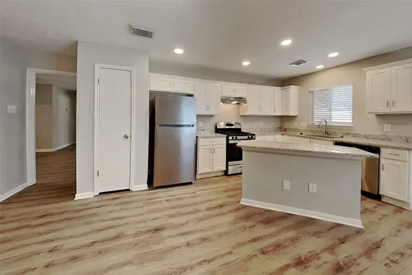 $2,100 | 4935 Pecan Grove Drive, Pearland, TX 77584