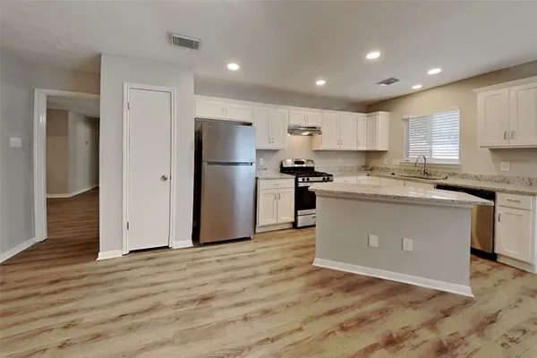 $2,175 | 4935 Pecan Grove Drive, Pearland, TX 77584