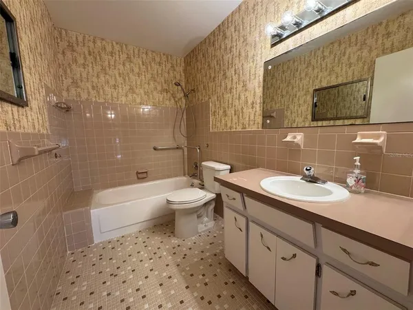 $1,700 | 2402 Ecuadorian Way, Unit 40, Clearwater, FL 33763