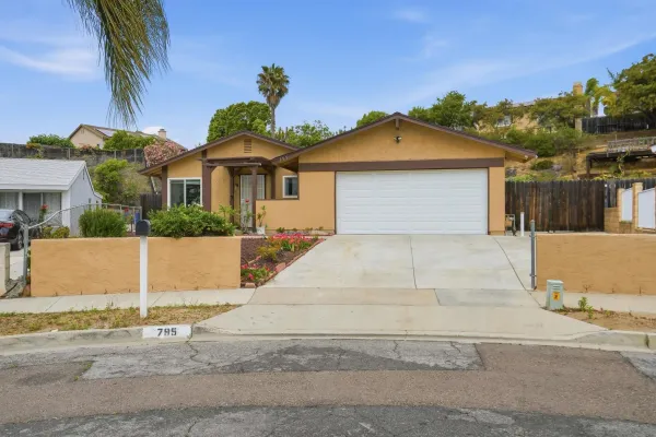 $879,000 | 795 Vía Callado, Oceanside, CA 92057
