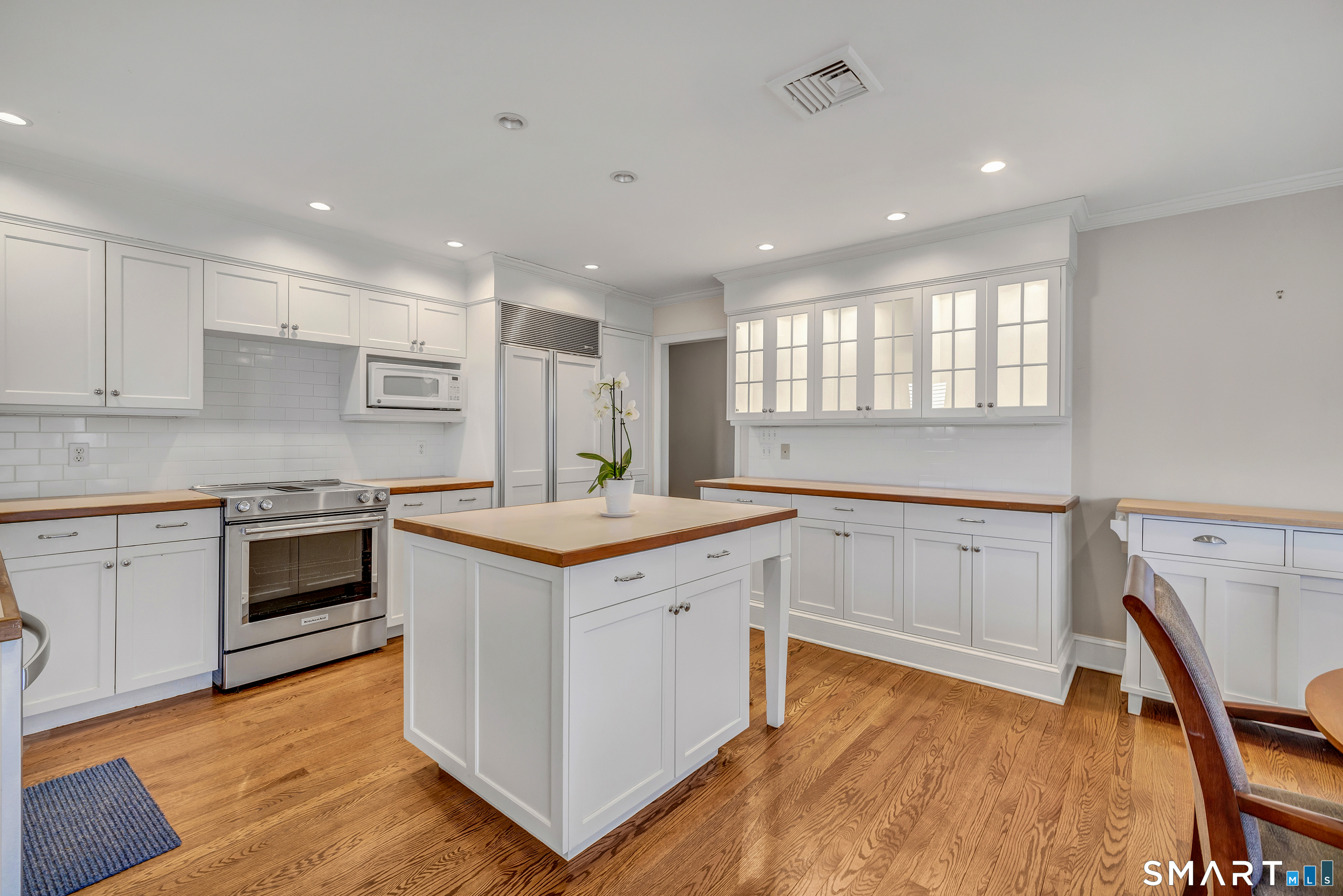 139 Field Point Drive, Unit 139 Fairfield, CT 06824 - Photo 19 of 34 a kitchen with a stove a sink and a refrigerator