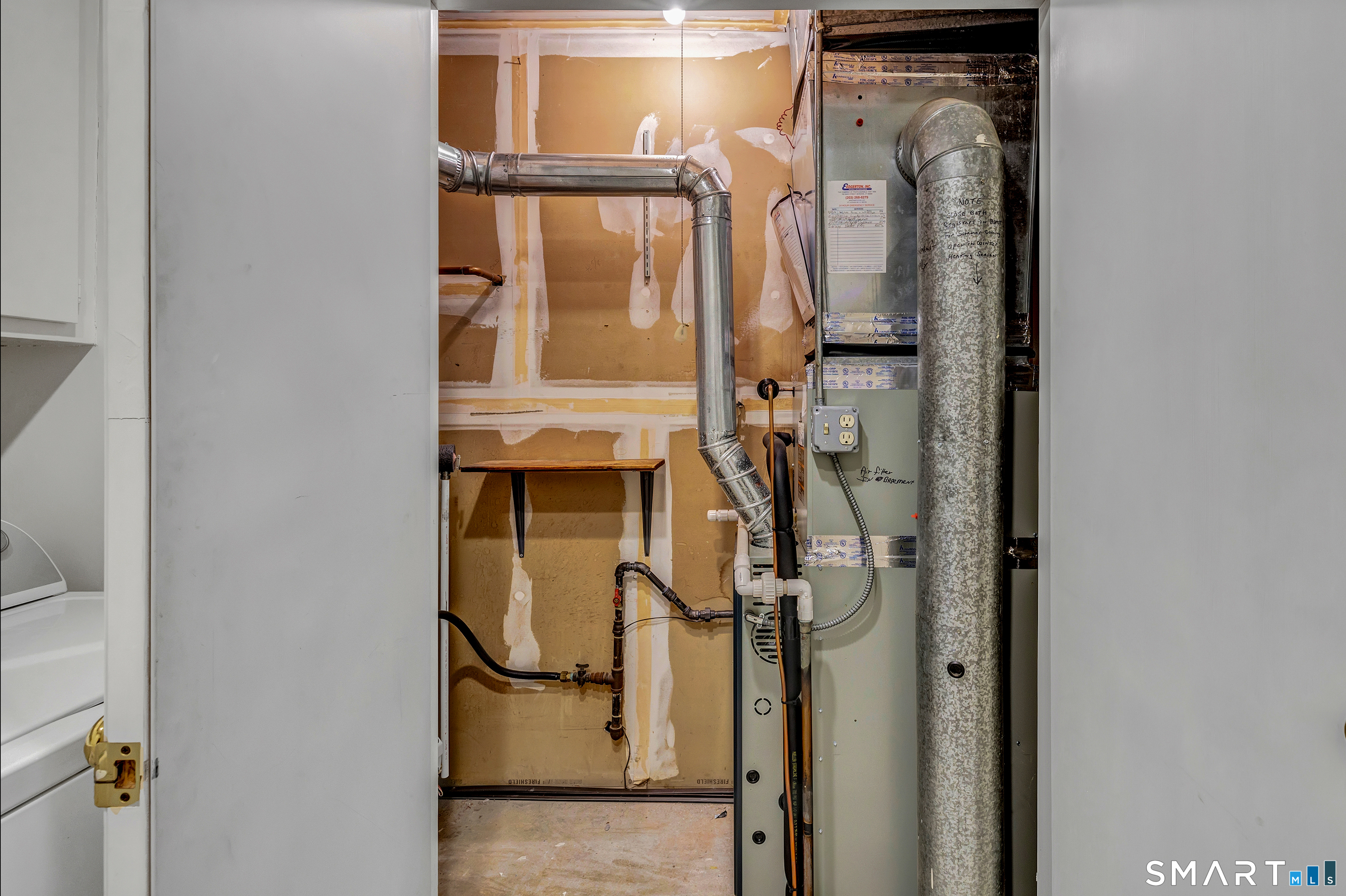 139 Field Point Drive, Unit 139 Fairfield, CT 06824 - Photo 28 of 34 a bathroom with a mirror