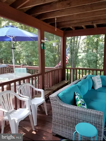 a picture of a white and white walls