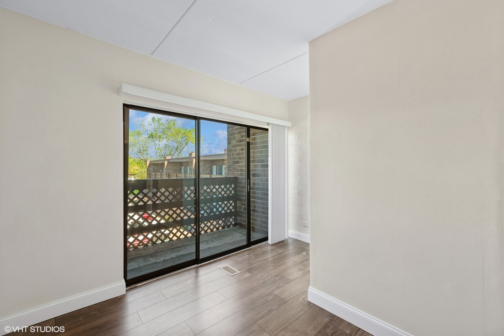 1605 Kenneth Circle, Unit 1605 Elgin, IL 60120 - Photo 6 of 12 a view of entryway with wooden floor