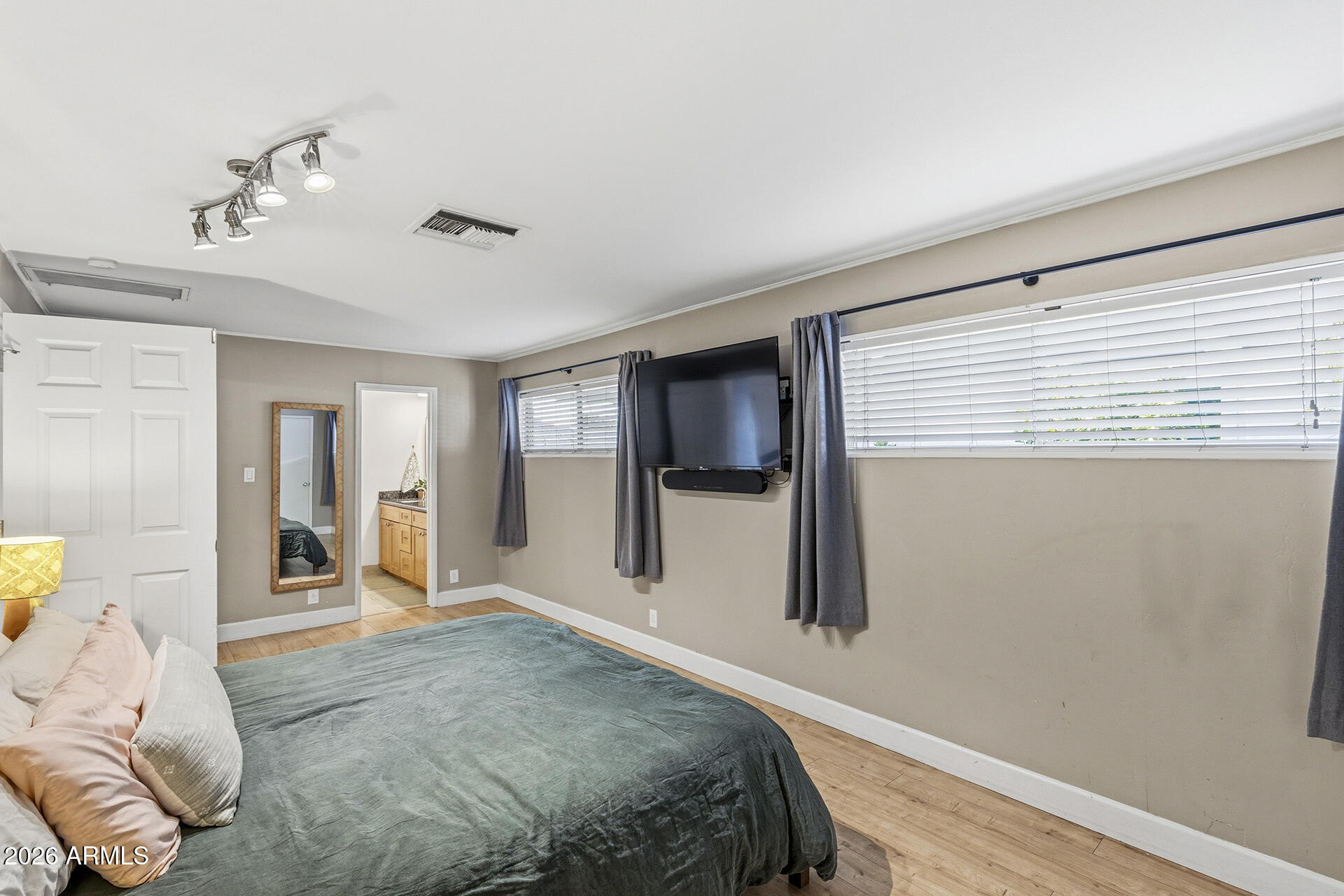 6804 North 11th Street Phoenix, AZ 85014 - Photo 19 of 32 Primary Bedroom