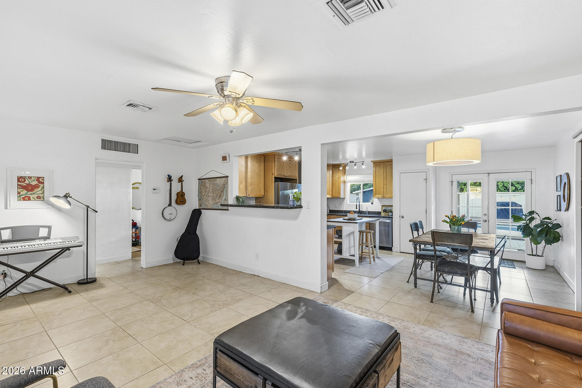 6804 North 11th Street Phoenix, AZ 85014 - Photo 6 of 32 Living Room