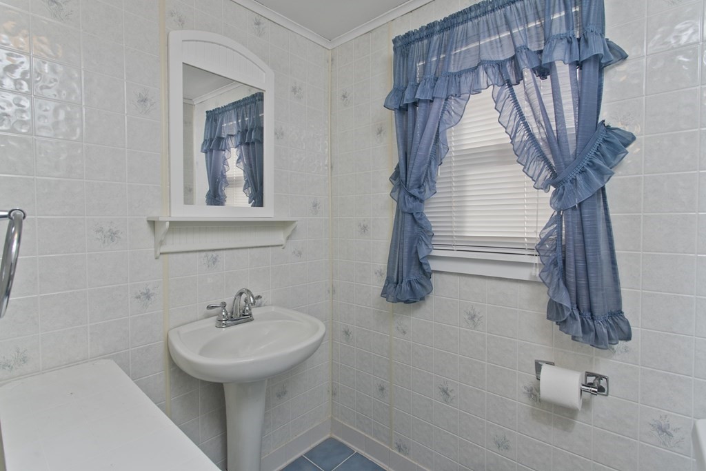 22 Holy Cross Street Springfield, MA 01104 - Photo 17 of 21 Gallery Image 17