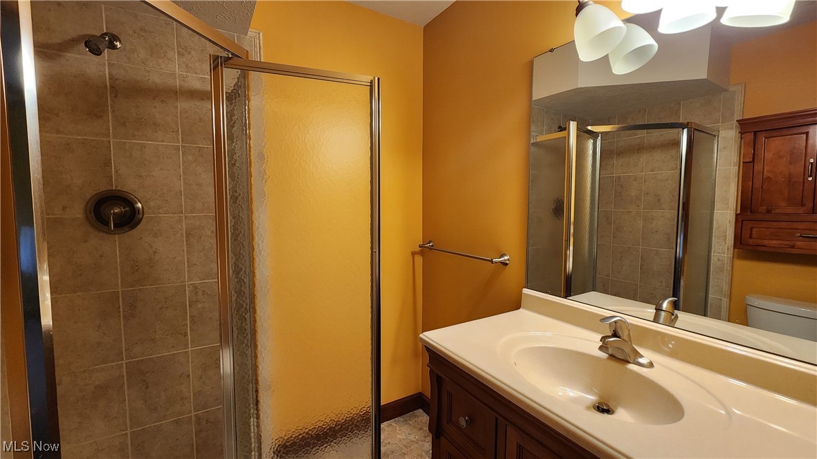 15446 Roxboro Drive Cleveland, OH 44130 - Photo 14 of 20 Primary bathroom with tile shower