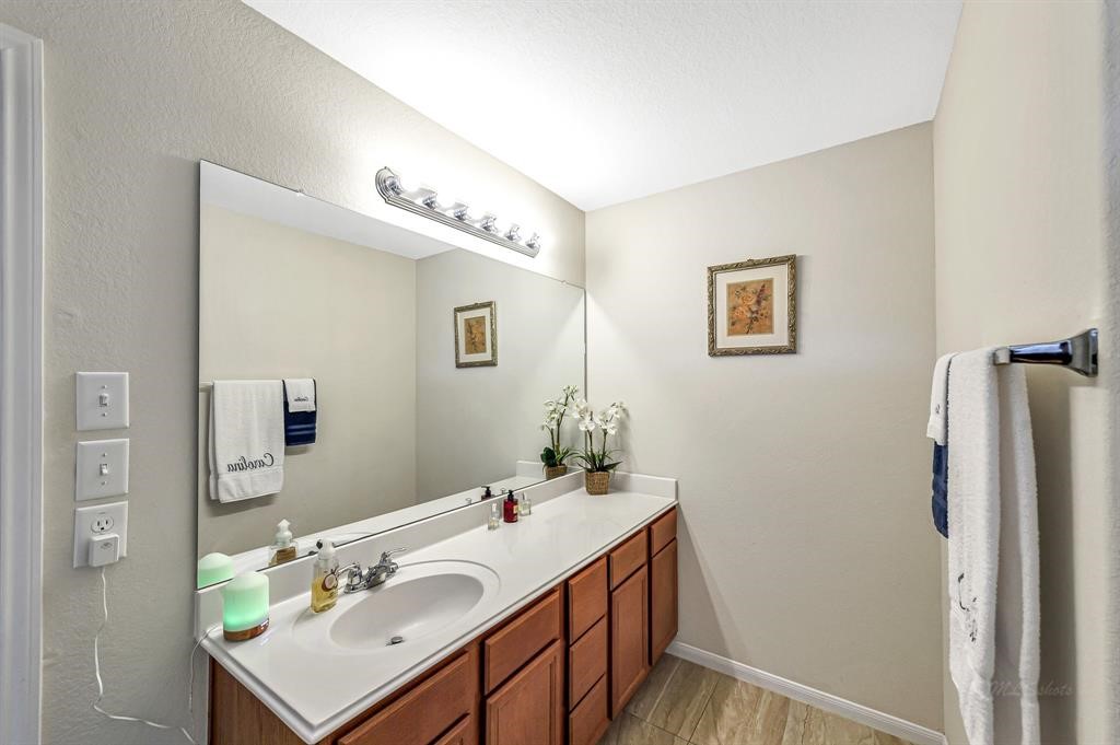 3203 Dale Ridge Trail Houston, TX 77084 - Photo 25 of 33 Primary en-suite bathroom featuring an expansive vanity counter with plenty of mirror space and storage.