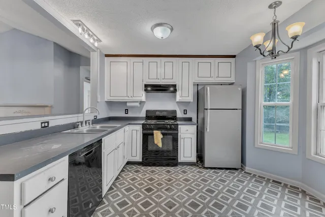 a view of a livingroom with furniture and a ceiling fan