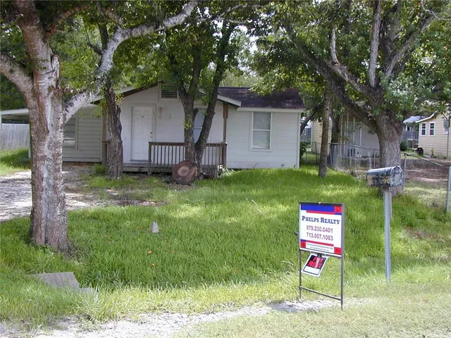 $995 | 421 South Columbia Drive, West Columbia, TX 77486