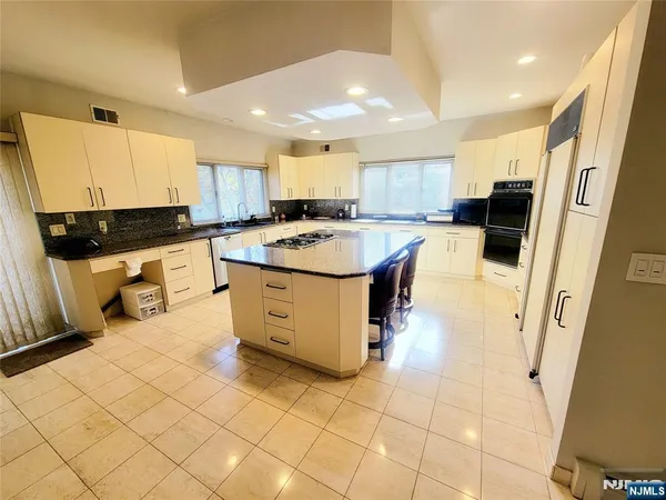 $8,500 | 307 Center Street, Englewood Cliffs, NJ 07632