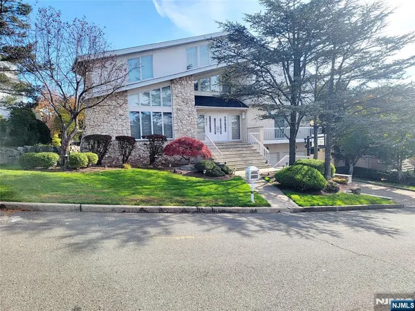 $8,500 | 307 Center Street, Englewood Cliffs, NJ 07632
