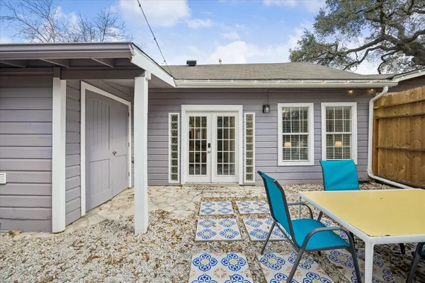 $2,300 | 211 Lessin Lane, Unit B, Austin, TX 78704