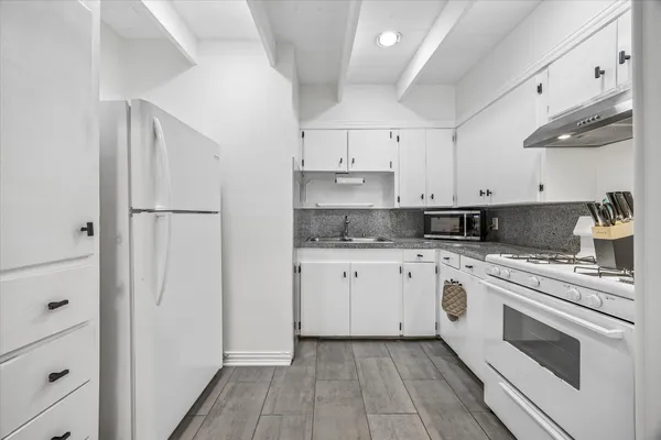 $2,300 | 211 Lessin Lane, Unit B, Austin, TX 78704