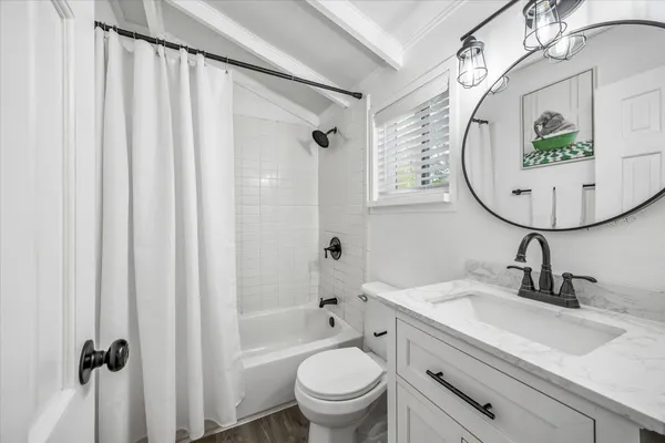 $2,300 | 211 Lessin Lane, Unit B, Austin, TX 78704