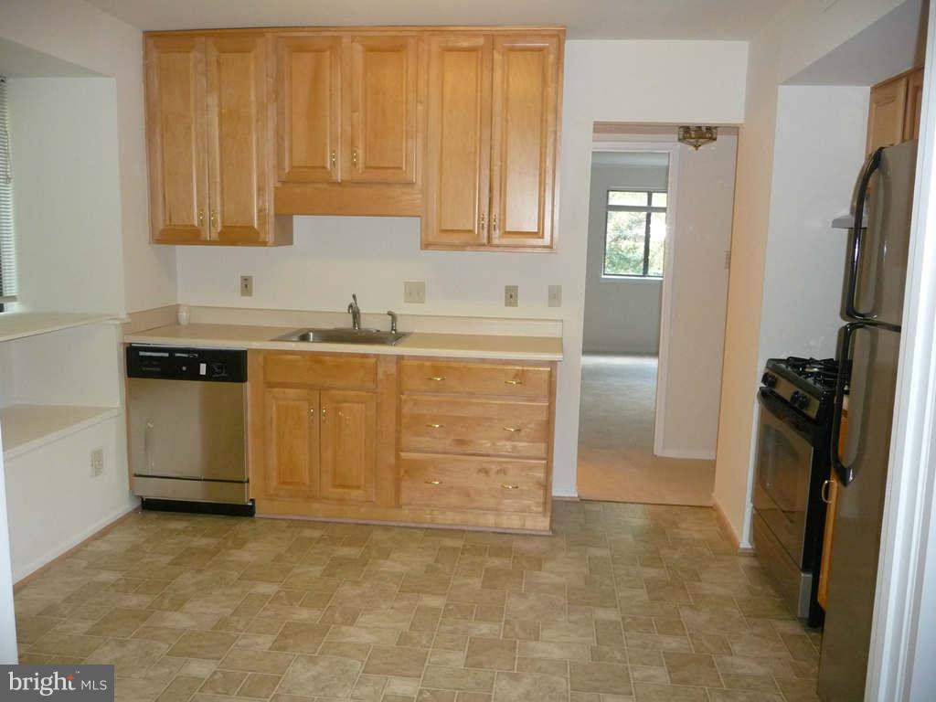 1656 Parkcrest Circle, Unit 201 Reston, VA 20190 - Photo 4 of 13 Kitchen