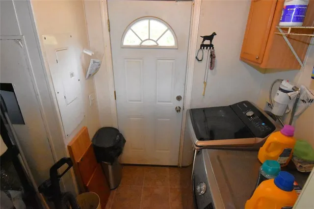 a view of a backyard