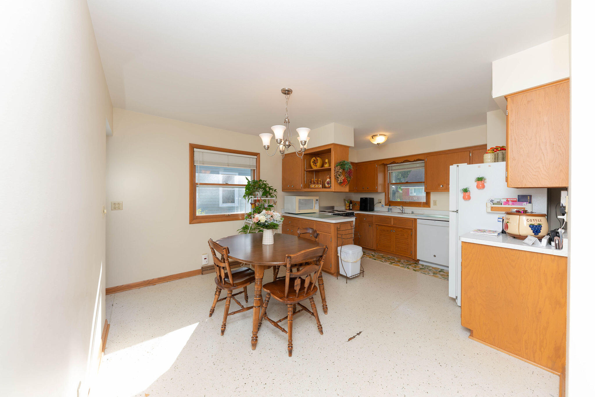 4928 North 89th Street Milwaukee, WI 53225 - Photo 9 of 44 Cathy4928N89th-40