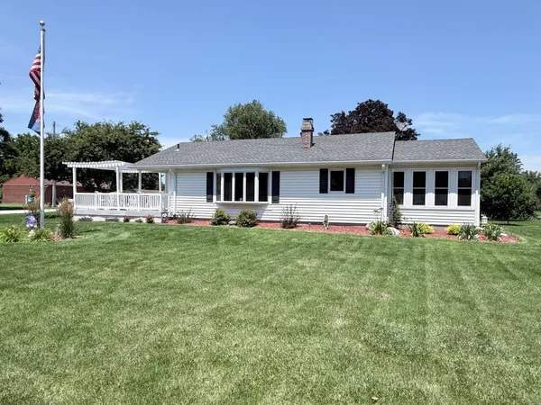 $273,500 | 414 West 19th Avenue, Coal Valley, IL 61240