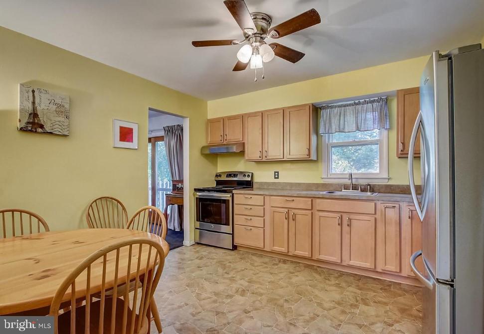 7910 Redstone Road Kingsville, MD 21087 - Photo 6 of 23 Kitchen with Table Space