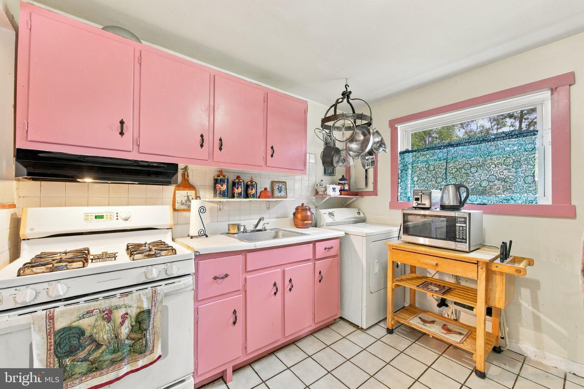 274 Granny Smith Road Linden, VA 22642 - Photo 24 of 49 Cute kitchen!