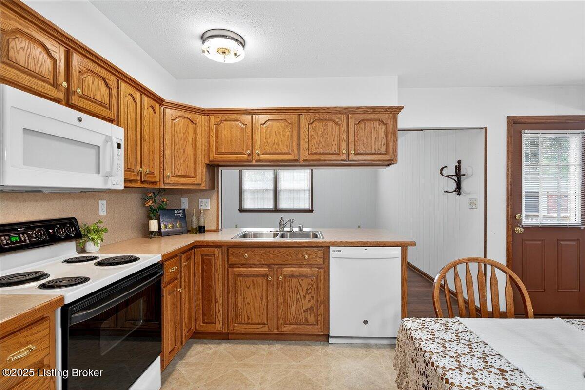 1506 Knight Road Louisville, KY 40216 - Photo 13 of 69 All appliances can stay