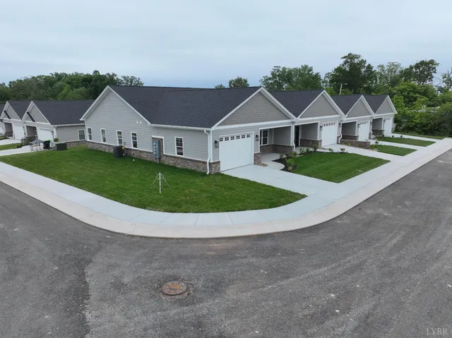 a view of house with garden