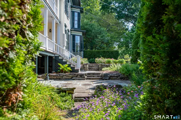 a view of a fountain in front of house